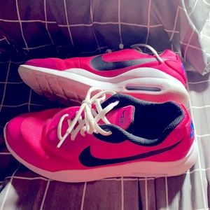 Youth Nike air max shoes. Size 7Y. Pink and black.